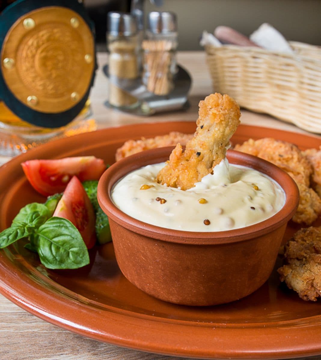 Куриные ножки в кляре с чесночным соусом Монарх